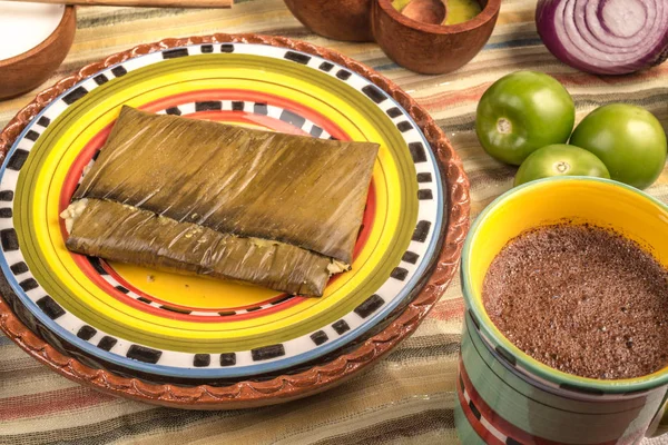 Tamal de Oaxacan feito de carne de porco de frango de milho e pimenta — Fotografia de Stock