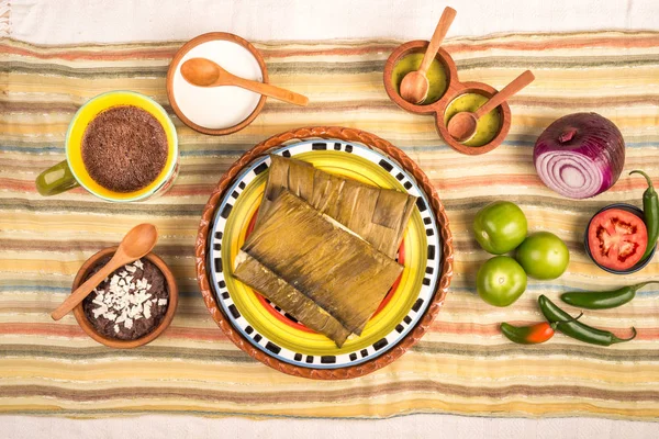 Oaxacan tamal z kukuřičného kuřecího vepřového a chilli — Stock fotografie