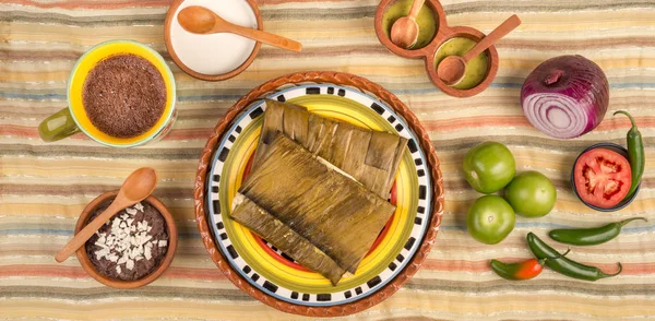 Oaxacan tamal gemaakt van maïskip varkensvlees en chili — Stockfoto