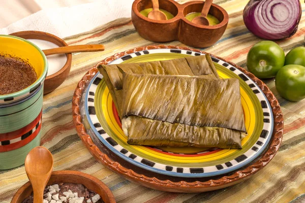 Tamal de Oaxacan feito de carne de porco de frango de milho e pimenta — Fotografia de Stock