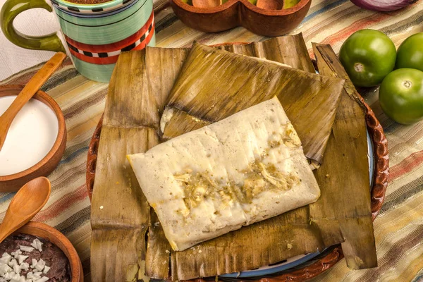 Oaxacan tamal gemaakt van maïskip varkensvlees en chili — Stockfoto