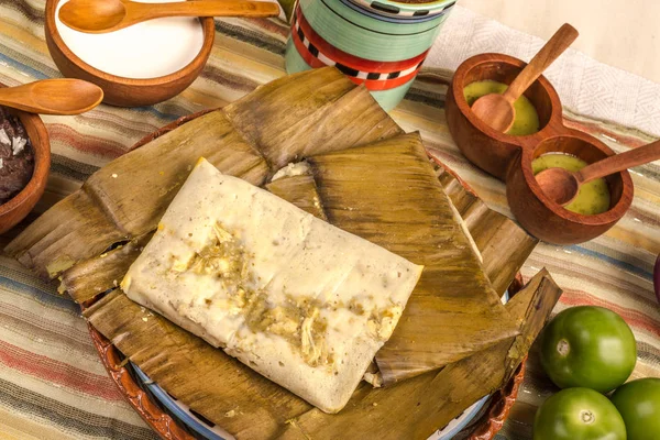 Oaxacan tamal z kukuřičného kuřecího vepřového a chilli — Stock fotografie