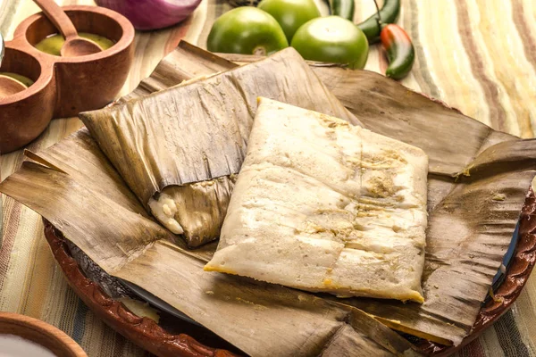 Tamal oaxaqueño hecho de pollo al maíz, cerdo y chile — Foto de Stock