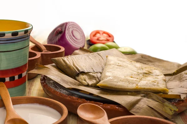 Tamal oaxaqueño hecho de pollo al maíz, cerdo y chile — Foto de Stock