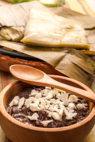 Tamal oaxaqueño hecho de pollo al maíz, cerdo y chile — Foto de Stock