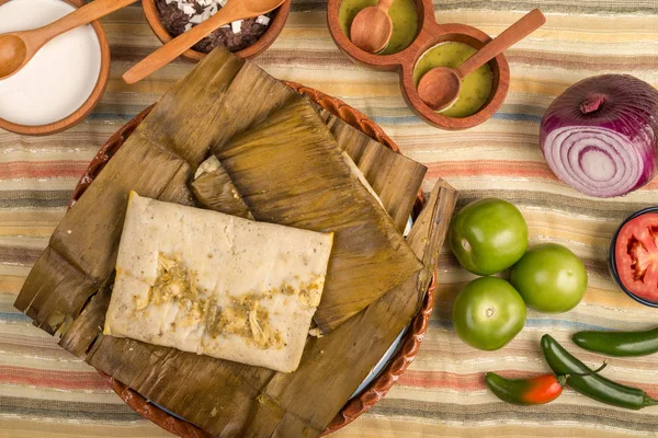 Tamal de Oaxacan feito de carne de porco de frango de milho e pimenta — Fotografia de Stock