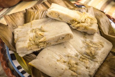 Oaxacan tamal mısırdan tavuk ve biberden yapılır.