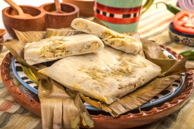 Oaxacan tamal mısırdan tavuk ve biberden yapılır.