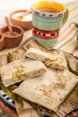 Oaxacan tamal mısırdan tavuk ve biberden yapılır.
