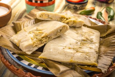 Oaxacan tamal mısırdan tavuk ve biberden yapılır.