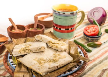 Oaxacan tamal mısırdan tavuk ve biberden yapılır.
