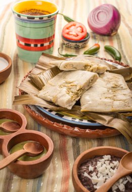 Oaxacan tamal mısırdan tavuk ve biberden yapılır.