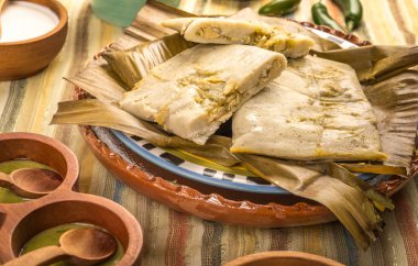 Oaxacan tamal mısırdan tavuk ve biberden yapılır.