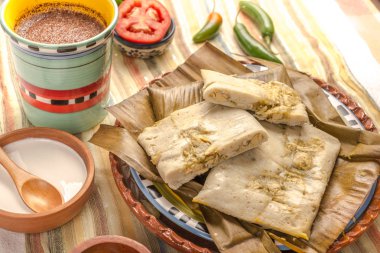 Oaxacan tamal mısırdan tavuk ve biberden yapılır.