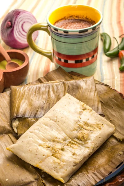 Tamal de Oaxacan feito de carne de porco de frango de milho e pimenta — Fotografia de Stock