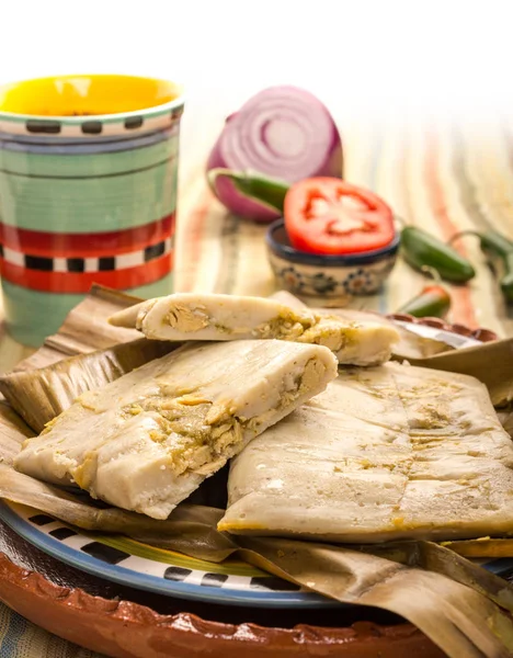 Tamal oaxaqueño hecho de pollo al maíz, cerdo y chile — Foto de Stock