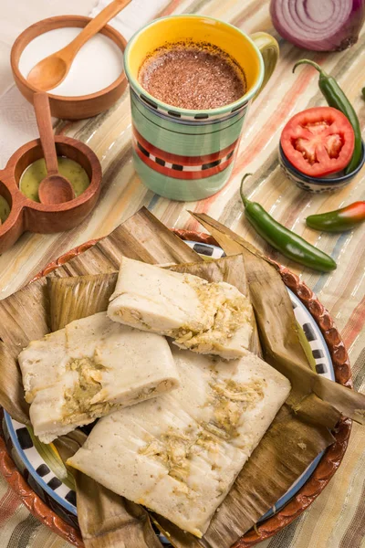 Tamal oaxaqueño hecho de pollo al maíz, cerdo y chile — Foto de Stock