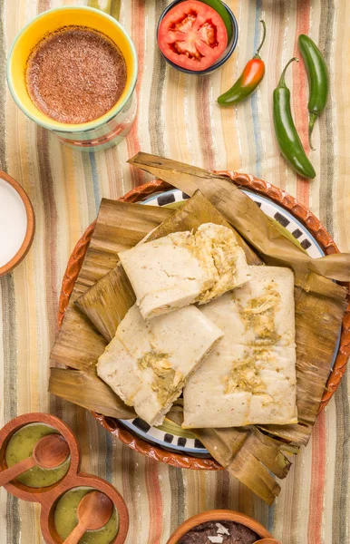 Oaxacan tamal z kukuřičného kuřecího vepřového a chilli — Stock fotografie