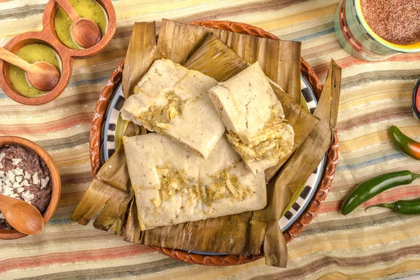 Oaxacan tamal z kukuřičného kuřecího vepřového a chilli — Stock fotografie