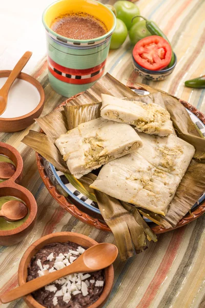 Оахаканський тамаль, виготовлений з кукурудзяної свинини та чилі. — стокове фото