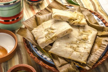 Oaxacan tamal mısırdan tavuk ve biberden yapılır.