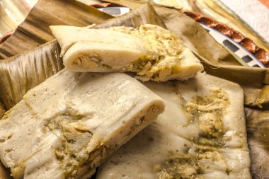 Oaxacan tamal mısırdan tavuk ve biberden yapılır.