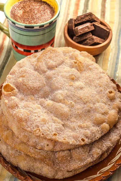 Buñuelos "Bunuelos" hechos de masa de harina que se fríe —  Fotos de Stock