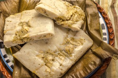 Oaxacan tamal mısırdan tavuk ve biberden yapılır.