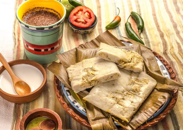 Oaxacan tamal gemaakt van maïskip varkensvlees en chili — Stockfoto