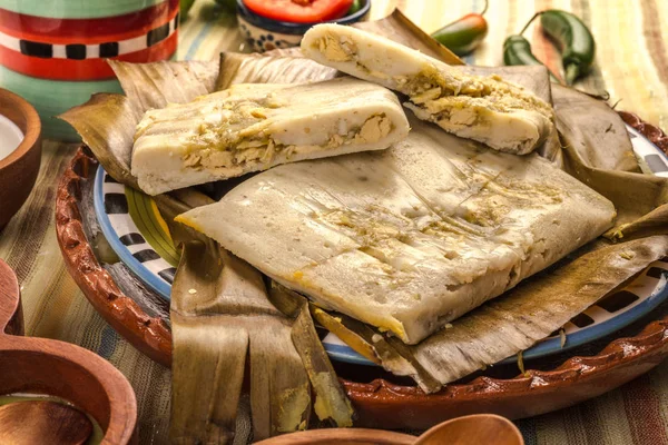 Tamal oaxaqueño hecho de pollo al maíz, cerdo y chile — Foto de Stock