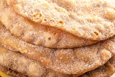 Bunuelos Mexicanos, un hamurundan yapılmış tatlı yemek, kızartılmış ve şekerli, hazırlığı esmer şeker, bal ve tarçın içeriyor. Noel 'de atıştırmalık ve çeşitli şenlikler sunuluyor..