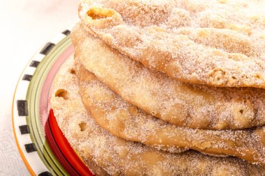 Bunuelos Mexicanos, un hamurundan yapılmış tatlı yemek, kızartılmış ve şekerli, hazırlığı esmer şeker, bal ve tarçın içeriyor. Noel 'de atıştırmalık ve çeşitli şenlikler sunuluyor..
