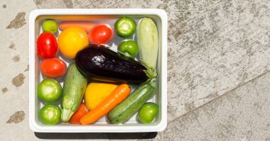 Koronavirüs dezenfeksiyonu için sabunlu suda meyve ve sebzeler yıkanır..