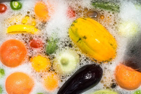 Lavagem Frutas Legumes Água Com Sabão Para Desinfecção Por Coronavírus — Fotografia de Stock
