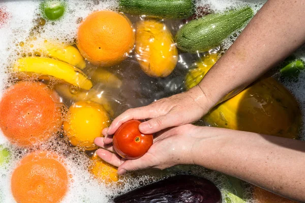 Lavagem Frutas Legumes Água Com Sabão Para Desinfecção Por Coronavírus — Fotografia de Stock