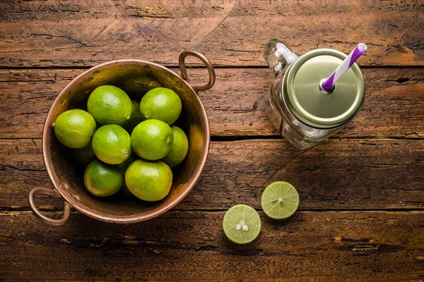 Vista Dall Alto Fresco Biologico Limone Limonata Vaso Sul Piano — Foto Stock