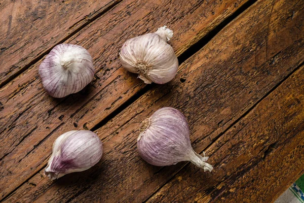 Top View Fresh Organic Garlic Wooden Table Top — Stock Photo, Image