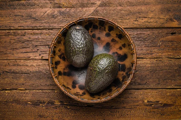 Draufsicht Frische Bio Avocado Auf Holztischplatte — Stockfoto