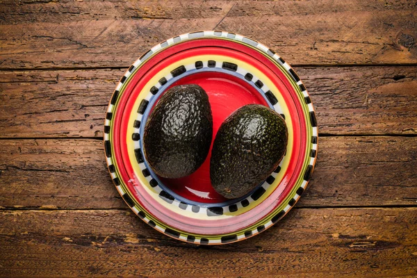 Draufsicht Frische Bio Avocado Auf Holztischplatte — Stockfoto