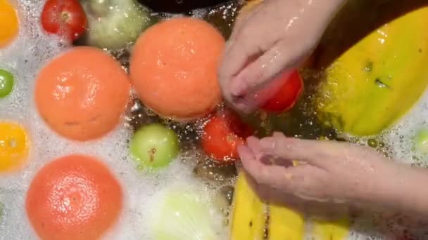 コロナウイルス消毒用の石鹸水で洗う果物や野菜 — ストック動画