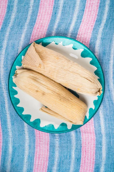 甘いタマレ レーズンとイチゴやパイナップル風味のトウモロコシの生地で作られたメキシコ料理 トウモロコシの葉で包まれた — ストック写真