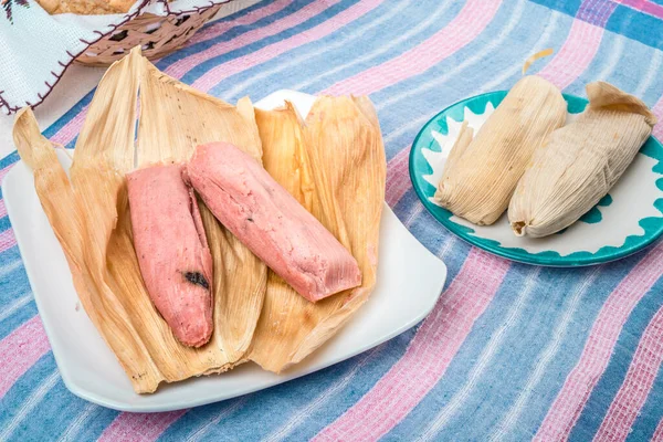 甘いタマレ レーズンとイチゴやパイナップル風味のトウモロコシの生地で作られたメキシコ料理 トウモロコシの葉で包まれた — ストック写真