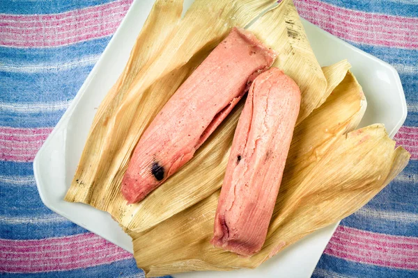 甘いタマレ レーズンとイチゴやパイナップル風味のトウモロコシの生地で作られたメキシコ料理 トウモロコシの葉で包まれた — ストック写真