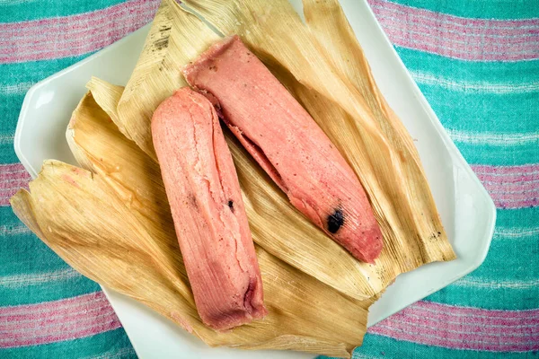 甜塔玛利 墨西哥菜 用玉米面团和葡萄干 草莓或菠萝调味 用玉米叶包裹 — 图库照片