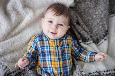 Küçük çocuk gülümsüyor