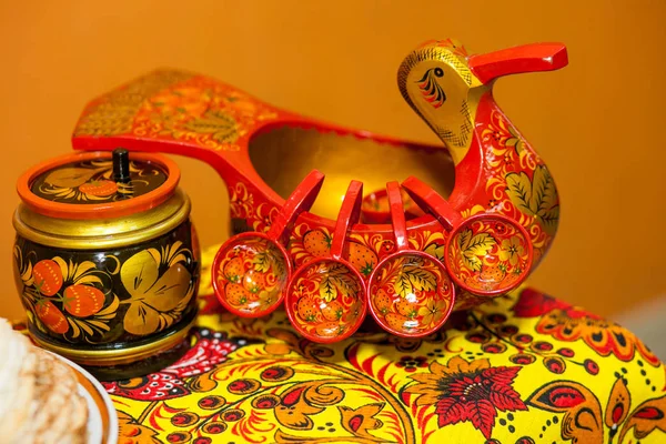 Khokhloma. boyalı Khokhloma