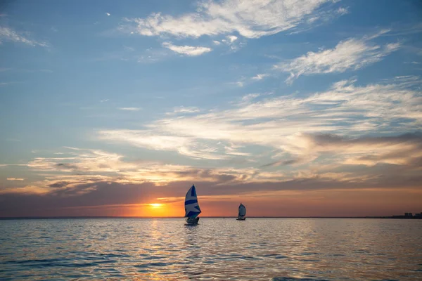 gün batımında Yelkenliler