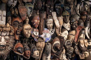 Afrika maskeleri indirimde