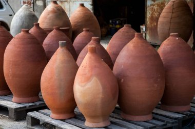 Mağazadaki çömlek.