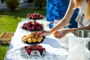Büfe masasında ikramlar